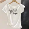 (Algodão de imitação canelado 1x1) Camiseta feminina estilo coreano com estampa de letras, gola assimétrica, manga curta, novo modelo de verão com babados laterais