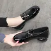 Novos Sapatos Femininos de Outono 2026: Mocassins de Couro Brilhante de Salto Médio, Mocassins Femininos de Salto Grosso, Sapatos Pequenos de Couro Estilo Britânico de Couro Macio para Outono