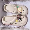 Sandalias perforadas de suela blanda EVA para mujer, calzado de verano para exteriores, antideslizantes, de punta cerrada, chanclas para hombre de nuevo estilo, gruesas, de moda para la playa