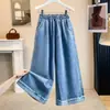 Foto real de pantalones vaqueros de pierna ancha con dobladillo enrollado, color liso, para mujer, adecuados para figuras petite, corte holgado, talla grande, para tipos de cuerpo de pera, pantalones que cubren las caderas