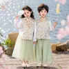 Conjunto de Três Peças Estilo Chinês Tang Suit e Hanfu para Meninos e Meninas, Novo Modelo 2026 Uniformes de Jardim de Infância, Trajes Tradicionais para Apresentações de Palco