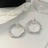 Pendientes de Aro Irregulares Minimalistas con Clip Tipo Bobina de Mosquitos para Mujer con un Estilo de Lujo Ligero y Sofisticado Que Hace que el Rostro Se Vea Más Pequeño