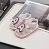 Modelo Novo de Verão 2026 Sapatos para Meninos de 0-1 Ano, Sapatos que Fazem Barulho, Sandálias, Sapatos Macios para Bebês Caminharem, Sapatos para Meninas 5608