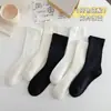 Calcetines invisibles para mujer Zhuji, calcetines de media pantorrilla estilo japonés para primavera y otoño, calcetines holgados de color liso transpirables que absorben el sudor, calcetines para hombre de fábrica al por mayor