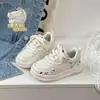 Zapatillas blancas de dibujos animados para niñas, nuevas de primavera y otoño 2026, estilo coreano, zapatos casuales para niñas, zapatillas deportivas elegantes y ligeras