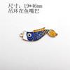 Accesorios de joyería japonesa diy K Oro Aleación con goteo de aceite Pequeño colgante Colgante para pulsera Goteo de aceite Gato de la suerte Bandera de carpa