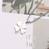 Collar de trébol de acero de titanio 2024 nuevo, cadena de suéter de acero inoxidable de nicho para hombres y mujeres, collar ligero de moda de lujo para viajeros