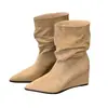 Botas Miting Duidui Outono/Inverno 2026 Novas Botas de Cano Médio com Salto Anabela Bico Fino Retro Franzidas de Calçar Aumento de Altura Moda Botas de Cano Curto