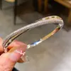 Pulsera de Hebilla de Cruz con Circonita Bañada en Oro Real, Pulsera Moderna y Versátil, Pulsera de Lujo Ligero y de Gama Alta
