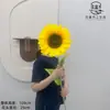 Girassóis Artificiais e Flores Falsas São um Sucesso para Decoração de Cenas, Decoração de Casa, Sala de Estar e Flores para Mesa de Jantar