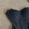 Top de encaje negro de verano con un diseño puro y seductor, que ciñe la cintura y estiliza, sin tirantes y con tirantes finos
