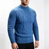 Suéter de cuello medio para hombre con un patrón trenzado tridimensional, caracterizado por un tejido jacquard de rombos retro, mangas largas engrosadas y un diseño de jersey, perfecto como capa base