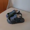 Sandalias cerradas para niños, nuevo modelo de verano, suela suave, antideslizantes, con velcro, zapatos de playa para niños y niñas, huecas y transpirables para bebés