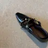 Zapatos Mary Jane modernos y únicos con un diseño de tacón oculto, que cuentan con una punta cuadrada y una sola correa.