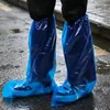Cobre-sapatos descartáveis para chuva são à prova d'água e antiderrapantes em dias chuvosos, feitos de plástico transparente espessado, e são cobre-sapatos de tubo alto longos para proteção contra chuva.