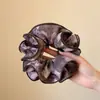 Goma para el pelo de alta gama con estampado de rosas vintage en un delicado color café que hace que la cara se vea más pequeña, perfecta para coletas