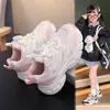 Zapatos Deportivos para Niñas 2026 Modelo Nuevo Primavera y Otoño Malla Transpirable Zapatos tipo Papá para Niños Suela Suave Hebilla Giratoria Zapatos para Correr Modernos