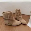 Botas de Cano Curto Retro Macias de Couro Fosco com Fivela Outono/Inverno 2026 para Mulheres Petite Aumento Interno da Altura Bico Redondo Moda Sapatos Individuais