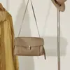 Bolso de hombro de piel auténtica para mujer, nuevo modelo 2026, versátil para el trabajo, bolso cruzado de piel de vaca, simple y elegante, bolso de axila de nicho