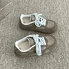 2026 Zapatillas de entrenamiento alemanas de nicho en color gris-azul contrastante para mujer, zapatillas casuales versátiles de estilo retro a la moda, zapatillas de suela plana Forrest Gump