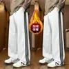 Pantalones Deportivos Americanos de Tres Rayas para Hombre Otoño/Invierno 2026 Nuevos Pantalones Largos de Pierna Ancha Rectos Holgados Casuales con Forro de Felpa