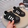 Zapatos Blancos para Niños 2026 Primavera Nuevo Estilo Zapatos Casuales de Tabla con Puntera de Concha para Niñas Suela Suave Zapatos Deportivos para Niños Versátiles