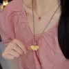 Colar com Pingente de Borboleta em Relevo Dourado Areia Estilo Chinês de Luxo Corrente para Suéter Feminina Acessível Elegante Outono e Inverno