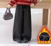 Novo conjunto de suéter com zíper parcial para outono e inverno para meninas, apresentando um top curto de tricô e calças compridas de perna larga, um conjunto estiloso de duas peças para crianças mais velhas