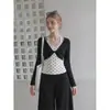 Camiseta ummoimom preta com bolinhas, decote V torcido e gola halter, design de duas peças falsas, manga longa para mulheres, design de início de outono, top justo