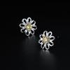 Aretes de flor de margarita hueca de plata S925 bajo el árbol baniano para mujer primavera/verano 2024 aretes pequeños frescos diarios para combinar con todo