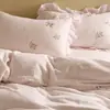 Gaze de dupla camada YU~ Conjunto de cama de quatro peças em gaze 100% algodão bordado em estilo francês, amigável à pele, com lençol com elástico e capa de edredom