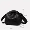 Bolso cruzado negro para mujer con textura tejida y correa de hombro ajustable. Bolso de hombro elegante y duradero para el día a día.