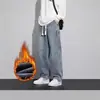 Calça jeans juvenil forrada com fleece para outono e inverno para homens, jeans reto de perna larga, calça masculina solta estilo americano retrô nova