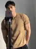 Camiseta de Punto Transpirable de Seda de Hielo Gris de Manga Corta para Hombre Verano Delgada Moderna Marca de Alta Gama Rayas Verticales Ajustada Media Manga