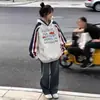 Moletom com Capuz Cor Contrastante Dourado Estilo Retrô Americano para Homens e Mulheres 25 Novidade Outono e Inverno Estudantes do Ensino Fundamental Tops Soltos para Casais Marca Tendência