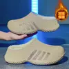 Pantuflas de algodón impermeables y forradas de felpa para hombre, adecuadas para usar en interiores y exteriores en invierno, que proporcionan calidez, resistencia al deslizamiento y una suela suave y gruesa.. También disponible en estilos para mujer
