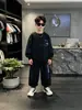 Conjunto de Roupa Masculina para Primavera 2026 Novo Estilo Moletom Esportivo Outono Meio-Grande Roupas Infantis Estilo Primavera/Outono Conjunto de Duas Peças Legal e Bonito
