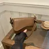 2025 Nuevo Estilo Bolso de Hombro Flip Simple de Moda para Viajes Diarios Bolso Cuadrado Pequeño Bolso de Mano Versátil para Mujeres Venta al por Mayor