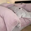 Juego de cuatro piezas de terciopelo de leche tallado para otoño e invierno, sábanas cálidas, funda de edredón y sábana bajera para el dormitorio principal, creando una experiencia de ropa de cama lujosa y sofisticada