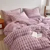 Juego de cuatro piezas de terciopelo de leche con estampado de rayas simples clase A, antiestático para invierno, engrosado para abrigar, y un juego de tres piezas con forro polar adicional para dormitorios