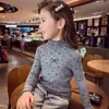 Camiseta básica de niña otoño 2026 nuevo top infantil elegante con lazo estampado, estilo versátil de manga larga para niñas pequeñas