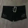 Shorts Ultra-Curtos de Cintura Baixa Estilo Punk Y2K para Mulheres com Cinto de Fivela Grande de Metal, Rebites, Modelagem Justa, Shorts Bodycon Sexy Pretos