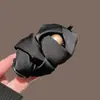 Pin para moño de pelo simple y elegante para mujer, goma para coleta de pelo de alta gama, accesorio para el cabello versátil y exquisito con diseño de perla y trébol de cuatro hojas