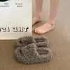 Novas pantufas de algodão, com padrão cruzado, solado grosso, fofas, para mulheres, adequadas para uso externo, estilo fácil de calçar, para uso doméstico, coleção 2026