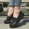 Zapatos de Verano de Cuero Bordado sin Cordones de Alta Venta para Mujer, Zapatos Antideslizantes para Mamá de Edad Media y Mayores, Zapatos Casuales sin Cordones, Venta al por Mayor de Una Pieza