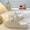 Estilo Birkenstock Suave Francês Com uma Aura Cool e Elegante Sapatos de EVA com Furos Flores Borboletas Charms de Sapato DIY Cobertura para Cabeça Chinelos