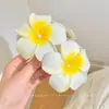 Presilha de Cabelo Flor de Frangipani para Mulheres 2024 Pente Floral para Coque no Topo da Cabeça Presilha Tubarão Acessório de Cabelo Estilo Coreano Fresco