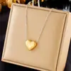 Colar de pérolas de camada dupla estilo francês de luxo leve para mulheres, pingente de concha branca em forma de coração, corrente para clavícula de aço inoxidável banhada a ouro de alta qualidade