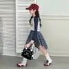 Conjunto de Primavera y Otoño para Niñas 2026 Nuevo Casual Estilo Americano Estampado de Letras Bloque de Color Top con Falda a Cuadros Moderno