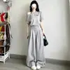 Conjunto Esportivo Casual Estilo Coreano de Verão 2026 para Mulheres Top Curto Cropped Cintura Marcada Ombro Assimétrico Calça de Cintura Alta Wide Leg Conjunto de Duas Peças Cinza
